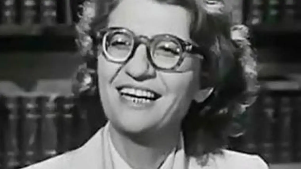 مسيرة فنية فريدة.. قصة حياة زينب صدقي من ملكة جمال إلى دار مسنين